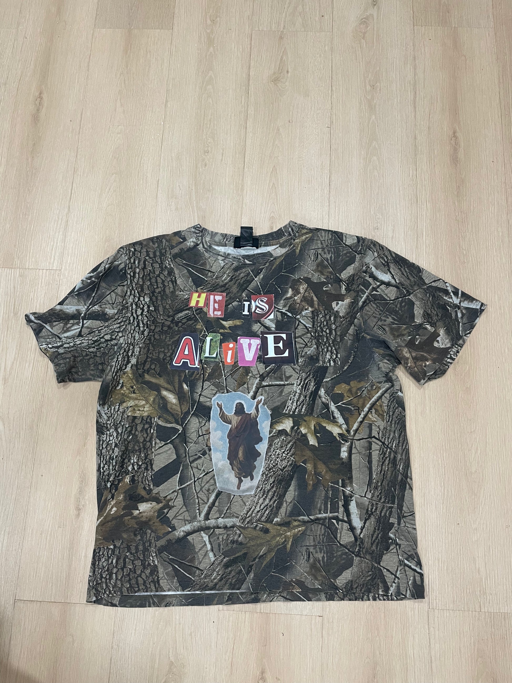 "He is Alive" Vintage Camo Tee - ALTAMAR